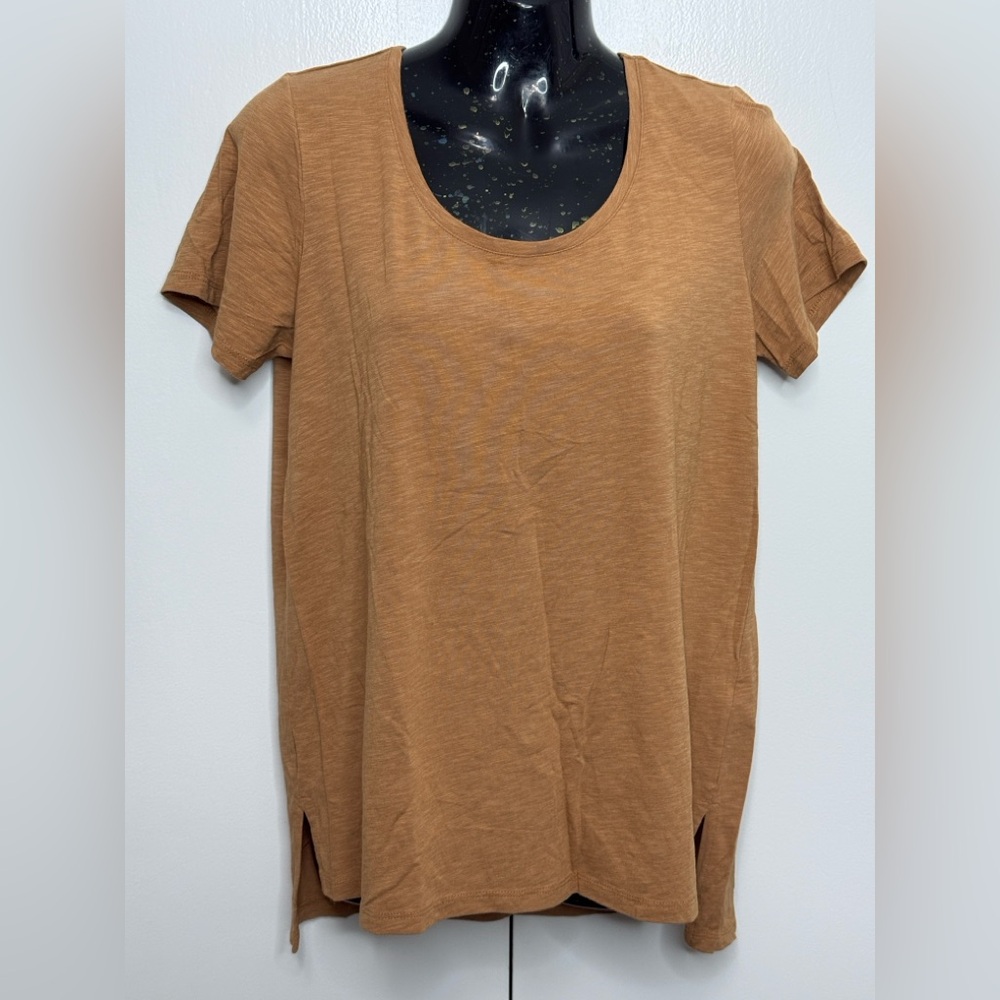 Cristian Siriano Everyday Scoop Neck Women Tee in Camel Brown Size M